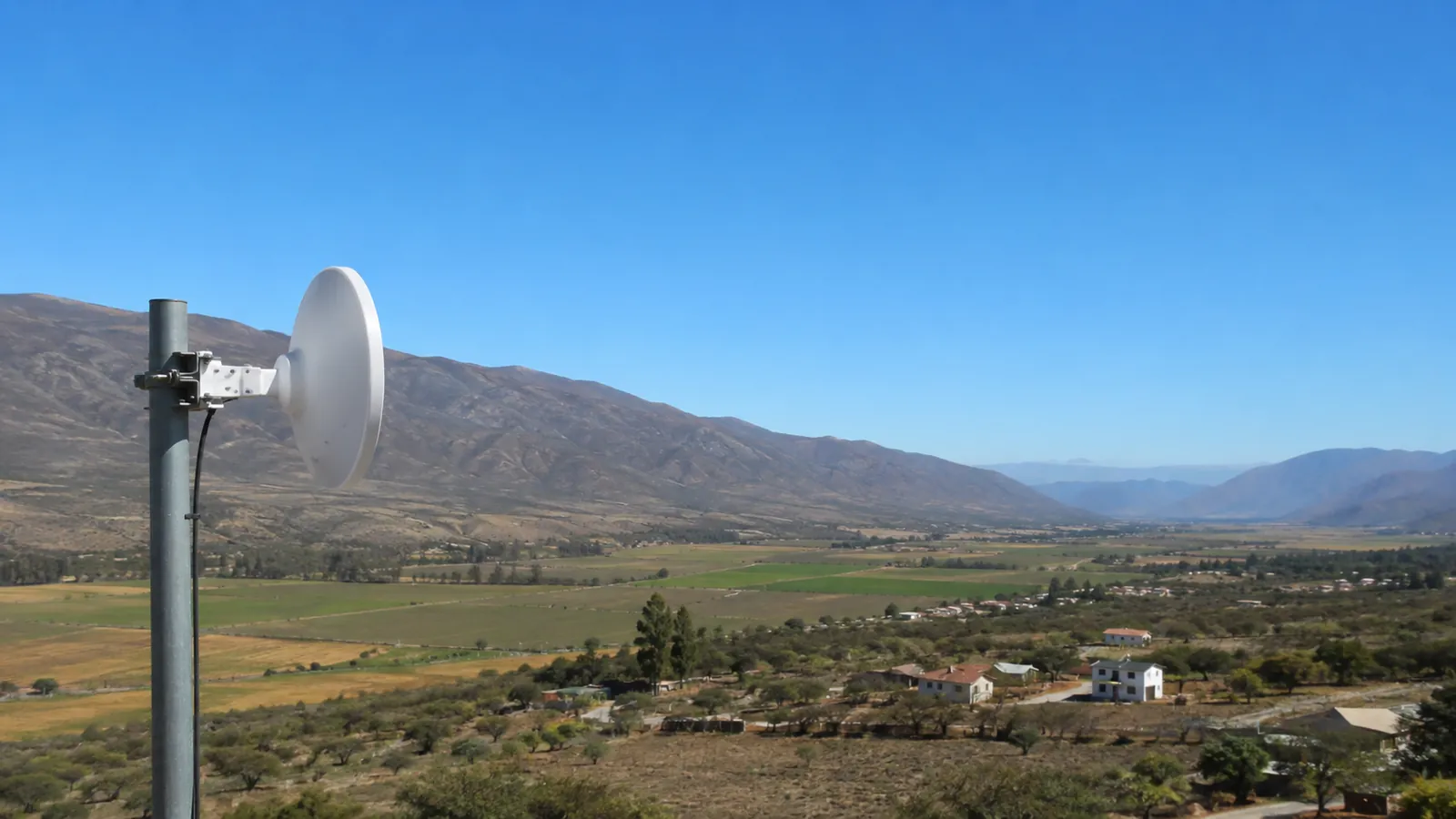 Antena de radioenlace apuntando a un valle para llevar cámaras IP a larga distancia